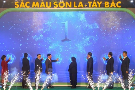 Các đại biểu khai mạc sự kiện “Sắc màu Sơn La–Tây Bắc”.