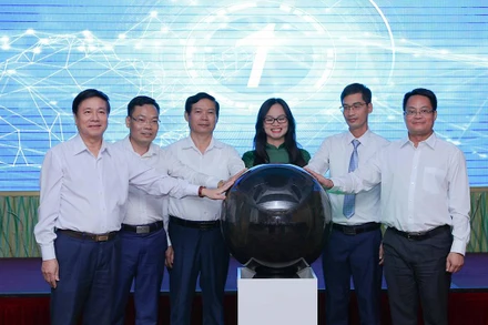 Các đại biểu thực hiện nghi lễ chính thức ra mắt Tạp chí điện tử Người Hà Nội. (Ảnh: Thanh Tùng)