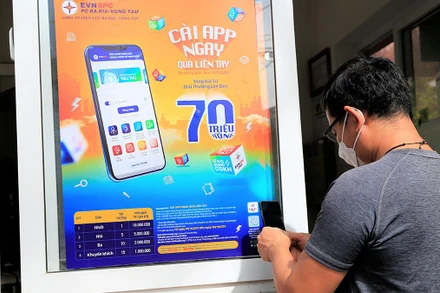 Khách hàng tại TP Vũng Tàu quét mã QR Code để tải App CSKH EVNSPC