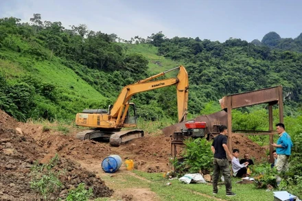 Lực lượng chức năng đã lập biên bản tạm giữ máy xúc và các vật chứng khác phục vụ công tác điều tra, xử lý.