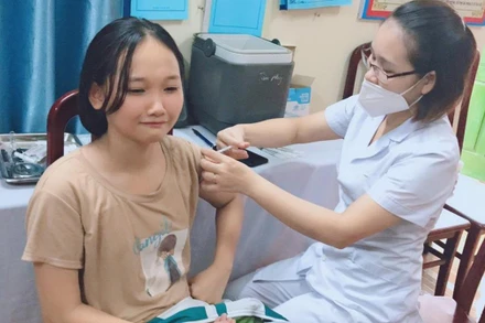 Học sinh dưới 12 tuổi ở xã Tân Phong (huyện Vũ Thư, tỉnh Thái Bình) được tiêm vaccine phòng Covid-19.