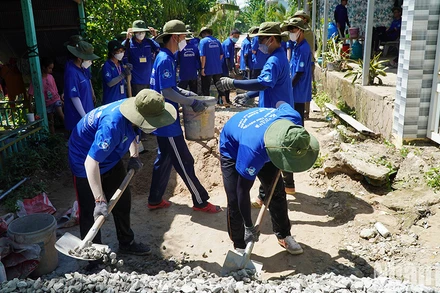 Dấu chân tình nguyện làm nên “con đường mơ ước”