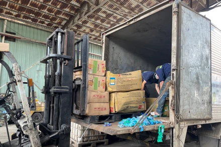 Lực lượng chức năng tiêu hủy thuốc lá nhập lậu và hàng hóa giả mạo nhãn hiệu.