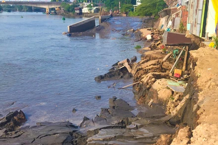 Một đoạn bờ kè đang thi công xảy ra sạt lở tại thị trấn Trà Ôn, huyện Trà Ôn, tỉnh Vĩnh Long vào chiều 29/12. 