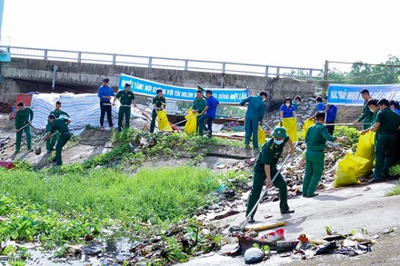 Đoàn viên thanh niên các đơn vị ra quân thu gom rác thải.
