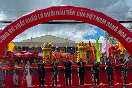 Lãnh đạo tham dự buổi lễ cắt băng công bố xuất khẩu lô bưởi da xanh đầu tiên sang thị trường Hoa Kỳ.