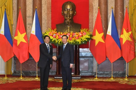 Chủ tịch nước Võ Văn Thưởng và Tổng thống Philippines Ferdinand Romualdez Marcos Jr tại lễ đón. (Ảnh: ĐĂNG KHOA)