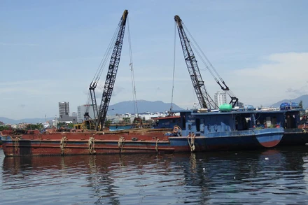 Đà Nẵng tiến hành nạo vét âu thuyền và cảng cá Thọ Quang.