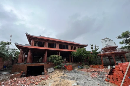 Khối nhà kiên cố, bề thế mà ông Nguyễn Hồng Sơn trái phép trên đất lúa. 