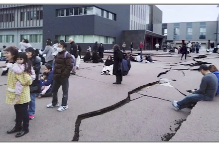 Một vết nứt lớn gây ra bởi động đất tại Wajima, tỉnh Ishikawa, Nhật Bản ngày 1/1/2024. (Ảnh: Kyodo/TTXVN)