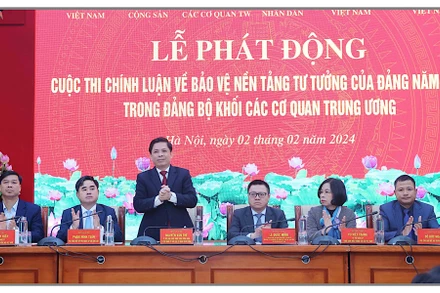 Các đồng chí chủ trì Lễ phát động Cuộc thi chính luận.