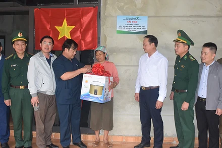 Lãnh đạo UBND tỉnh Điện Biên trao quà tặng hộ nghèo ở bản Chăn Nuôi, xã Si Pa Phìn, huyện Nậm Pồ nhân dịp khánh thành nhà Đại đoàn kết.