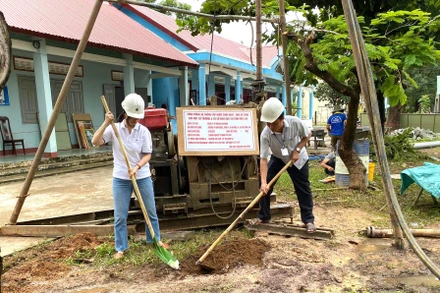 Đại diện lãnh đạo Trường Tiểu học Kim Đồng, và Công ty cổ phần nhựa Bình Minh động thổ khởi công xây dựng công trình.