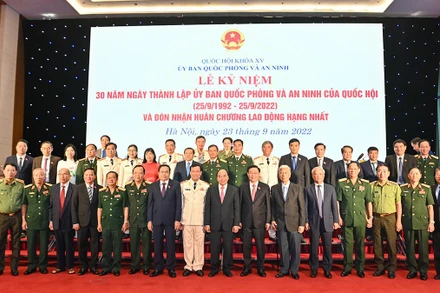 Chủ tịch nước Nguyễn Xuân Phúc, Chủ tịch Quốc hội Vương Đình Huệ chụp ảnh lưu niệm với các đại biểu tại lễ kỷ niệm. 