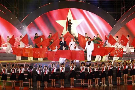 Chương trình nghệ thuật đặc biệt “Bản hùng ca bất diệt” kỷ niệm 76 năm Ngày Thương binh-Liệt sĩ tại Nghĩa trang Hàng Dương. (Ảnh: TTXVN)