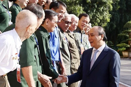 Chủ tịch nước Nguyễn Xuân Phúc gặp mặt thân mật Đoàn đại biểu Hội Cựu thanh niên xung phong. (Ảnh: TTXVN)