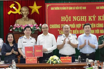 Ký kết phối hợp thực hiện công tác dân vận “Cảnh sát biển đồng hành với ngư dân”.