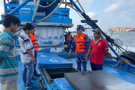 Kiểm tra tàu số hiệu TG94456TS chở dầu DO không rõ nguồn gốc.