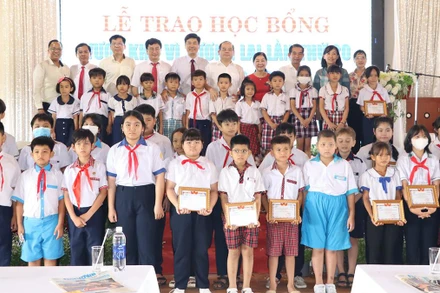 Đồng Nai: Hơn 2.600 học sinh nhận học bổng Vượt khó vì tương lai