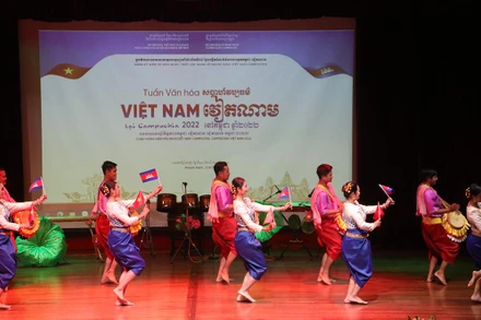 Một tiết mục múa của các nghệ sĩ Campuchia. 