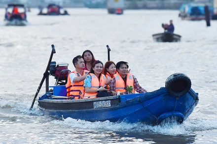 Chợ nổi họp từ rất sớm, khi trời còn giăng giăng sương mờ trên mặt sông, ghe thuyền từ khắp các ngả đã rộn ràng kéo về chợ nổi, họ thường họp từ 5 giờ sáng đến khoảng 8 giờ thì vãn.