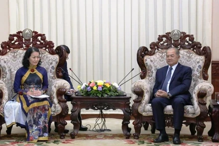 Phó Thủ tướng Lào Kikeo Khaykhamphithoun tiếp Chủ tịch Hội Chữ thập đỏ Việt Nam Bùi Thị Hòa.