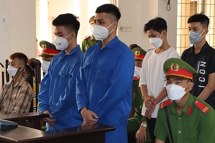 Các bị cáo lãnh án.