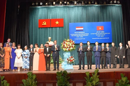 Các đại biểu chúc mừng các nghệ sĩ biểu diễn trong chương trình. 