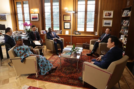 Đại sứ Mai Phan Dũng cùng Tổng giám đốc WTO Ngozi Okonjo-Iweala. (Ảnh: TTXVN)