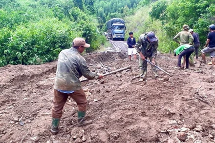 Khắc phục vị trí sạt lở đường vành đai xã Krong-Đắk Smar-LơKu (huyện Kbang).