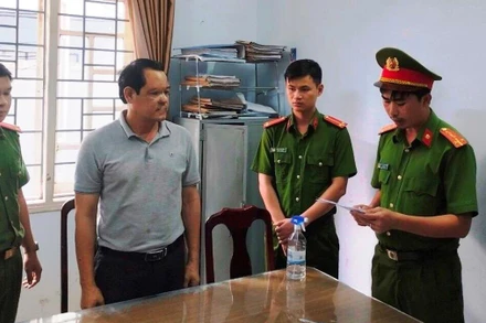 Cơ quan Cảnh sát điều tra Công an tỉnh Đắk Nông thực hiện lệnh bắt tạm giam đối với Phạm Văn Cửu.