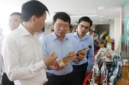 Các đại biểu tham quan gian hàng các sản phẩm OCOP tại sự kiện.