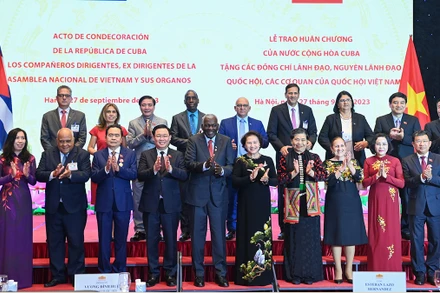 Chủ tịch Quốc hội Vương Đình Huệ, Chủ tịch Quốc hội Cuba Esteban Lazo Hernandez cùng các đồng chí lãnh đạo, nguyên lãnh đạo Quốc hội và các đại biểu chụp ảnh lưu niệm tại buổi lễ.