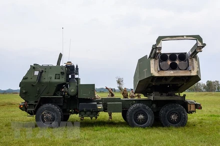 Hệ thống Rocket Đa nòng Cơ động cao (HIMARS) nằm trong gói viện trợ quân sự của Mỹ cho Ukraine. (Ảnh: AFP/TTXVN)