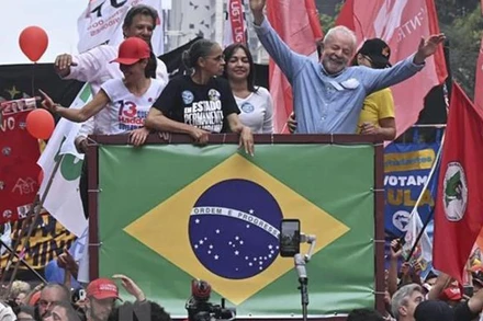 Ứng cử viên Tổng thống Brazil Luiz Inácio Lula da Silva (phải) tại cuộc vận động tranh cử ở Sao Paulo, Brazil, ngày 29/10/2022. (Ảnh: AFP/TTXVN)
