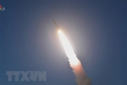 Một tên lửa đạn đạo tầm ngắn của Triều Tiên được phóng thử từ khu vực Sukchon, tỉnh Pyongan hướng về vùng biển phía đông nước này, ngày 20/2/2023. (Ảnh: YONHAP/TTXVN)