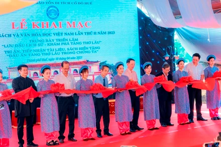 Các đại biểu cắt băng khai mạc.