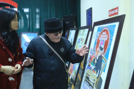 Khách tham quan đến với những tác phẩm trong cuộc thi vẽ tranh tuyên truyền cổ động thực hiện Quy tắc ứng xử.