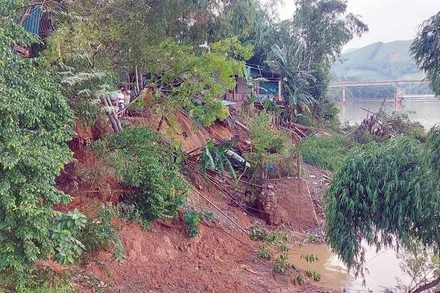 Nhà ông Hoàng Văn Phi ở sát bờ sông bị sạt lở, huyện Tuyên Hóa quyết định di dời đến nơi an toàn.