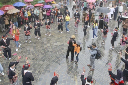 Các thí sinh hoa hậu Du lịch thế giới 2022 tham gia trải nghiệm múa chuông của người Dao Tiền.