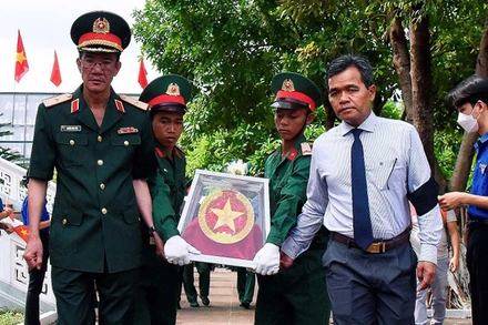 Ngay sau lễ truy điệu, các đại biểu và Đội tiêu binh đã thực hiện nghi thức đưa 22 hài cốt liệt sĩ về nơi an táng.