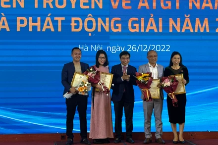 Bộ trưởng Giao thông vận tải Nguyễn Văn Thắng trao giải Nhất cho các tác giả đoạt giải.