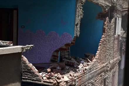 Thảm họa xảy ra khi nhiều người trong hai tòa nhà đang ngủ. (Nguồn: AA/TTXVN)