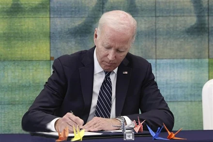 Tổng thống Mỹ Joe Biden viết lưu bút tại Bảo tàng Tưởng niệm hòa bình Hiroshima, Nhật Bản, ngày 19/5/2023. (Ảnh: Kyodo/TTXVN)