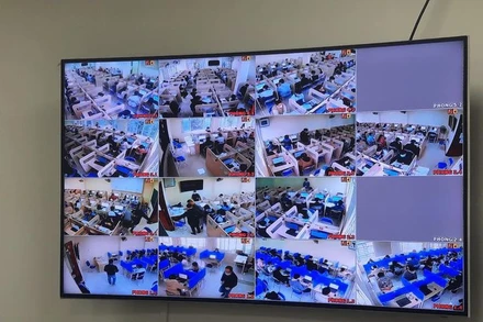 Thí sinh tham dự Kỳ thi Đánh giá năng lực của Đại học Quốc gia Hà Nội thi trực tiếp trên máy tính tại nhiều điểm thi trên cả nước. 