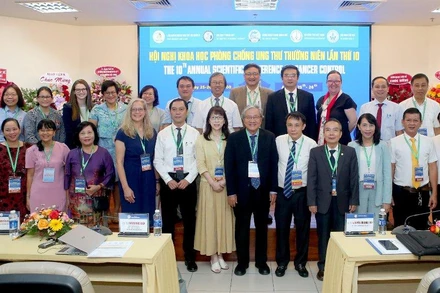 Các đại biểu dự hội nghị chụp ảnh lưu niệm.