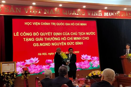 Đồng chí Nguyễn Xuân Thắng phát biểu tại buổi lễ và tặng hoa chúc mừng đại diện gia đình cố Giáo sư, Nhà giáo Nhân dân Nguyễn Đức Bình .