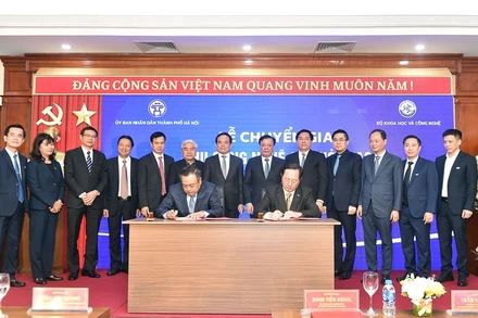 Bộ trưởng Khoa học và Công nghệ Huỳnh Thành Đạt và Chủ tịch Ủy ban nhân dân thành phố Hà Nội Trần Sỹ Thanh ký biên bản bàn giao. (Ảnh: VGP)