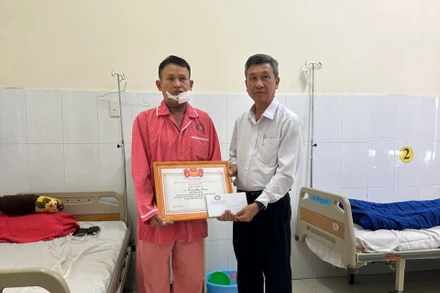 Giám đốc Ngân hàng Nhà nước Chi nhánh Bình Dương Võ Đình Phong trao Giấy khen tặng anh Lường Huy Phượng.