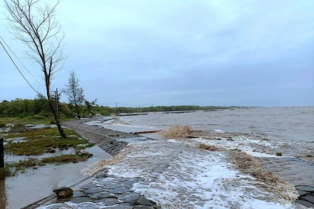 Khu vực kè áp mái gần Trạm kiểm soát Biên phòng Đá Bạc (huyện Trần Văn Thời) bị sóng dữ càn quét vào sáng 12/7.